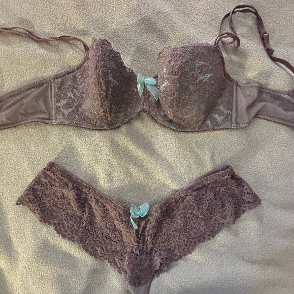 Elegant Lace Underwire Bra and Panty Set